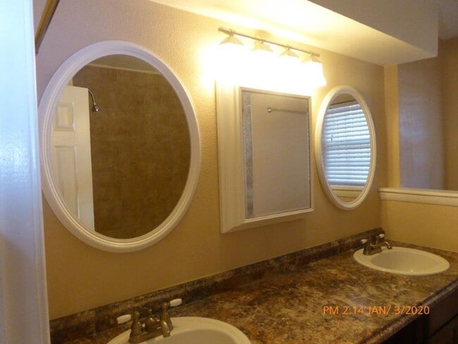 Building Photo - 111 NE Cimarron Trail