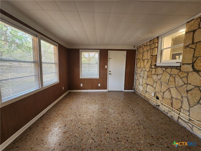 Photo - 564 Laurel Ln