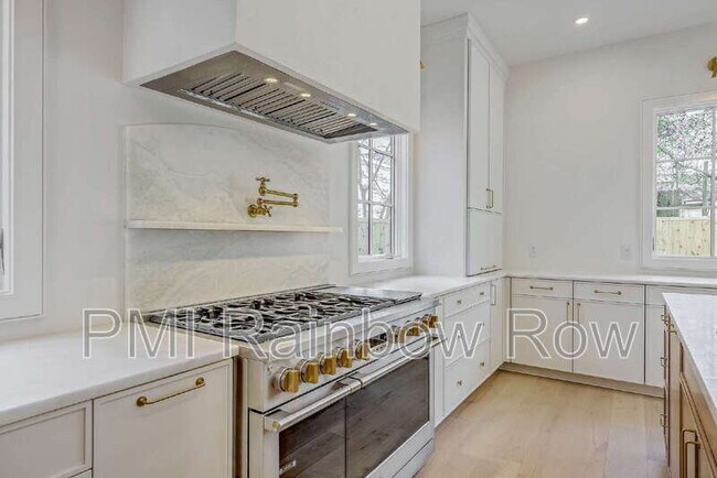 Photo - 755 Adluh St