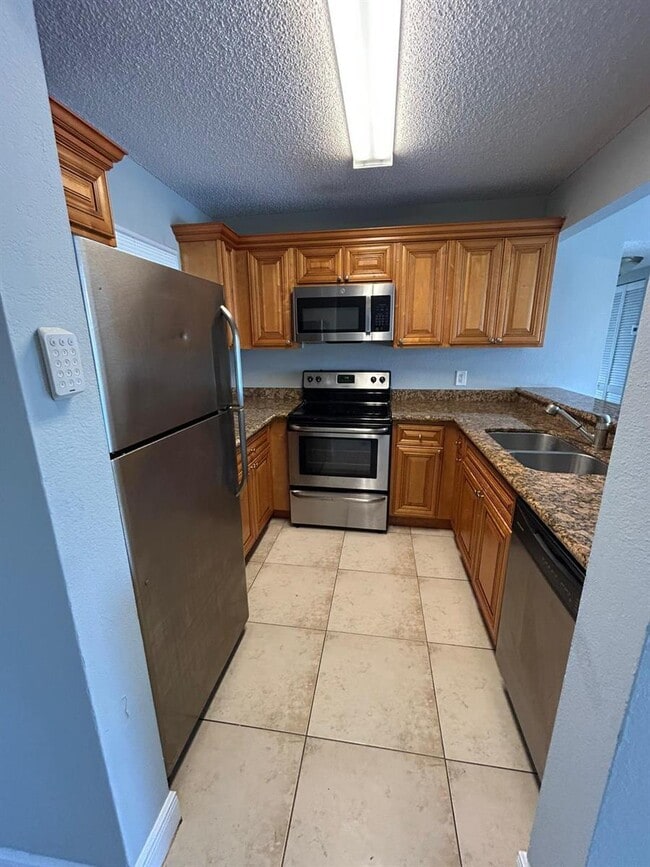 Building Photo - 1493 Lake Crystal Dr Unit F