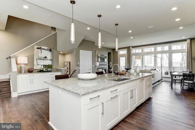 Photo - 5318 Merriam St