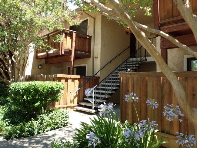 Building Photo - Now leasing beautiful one bedroom home! Unit 674 Arcadia Dr