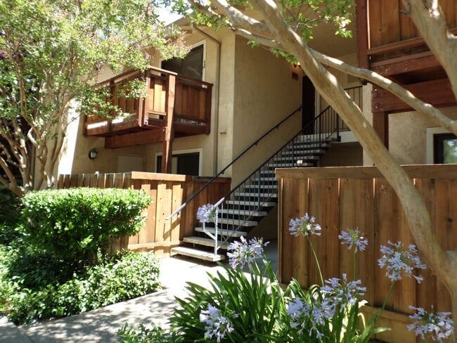 Building Photo - Now leasing beautiful one bedroom home! Unit 674 Arcadia Dr