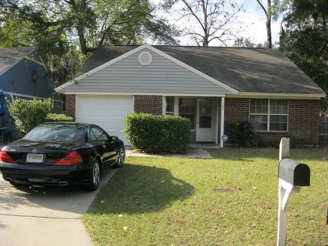 Building Photo - Cozy Home