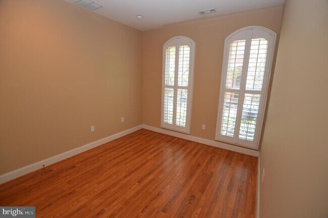 Photo - 2335 Boston St