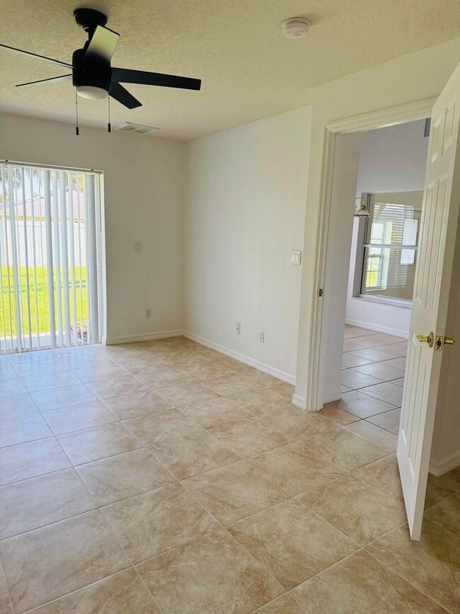 Photo - 207 Alcantarra St NW