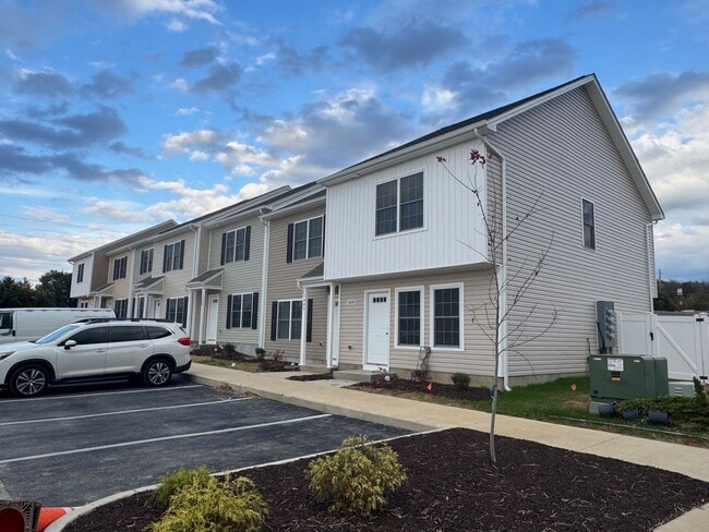 Building Photo - BRAND NEW HOME! 2 Suites with private baths