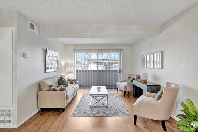 2BR, 2BA - 796SF - Living Room