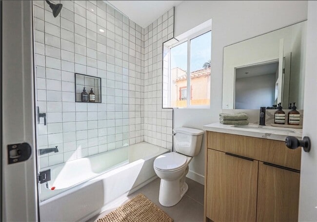 Photo - 2012 S Dunsmuir Ave