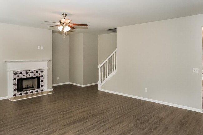 Photo - 119 Crescent Brook Crossing