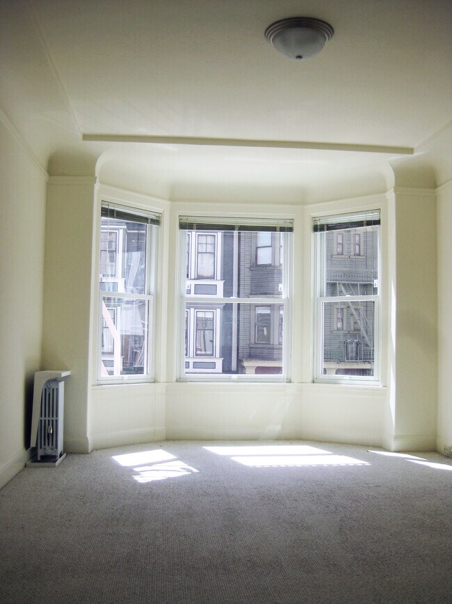 Main Room Bay Windows - Alta Pine Apartments Unit 1