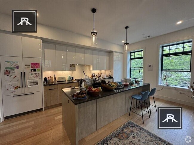 Building Photo - 3 bedroom in Brookline MA 02445 Unit 3 Rental