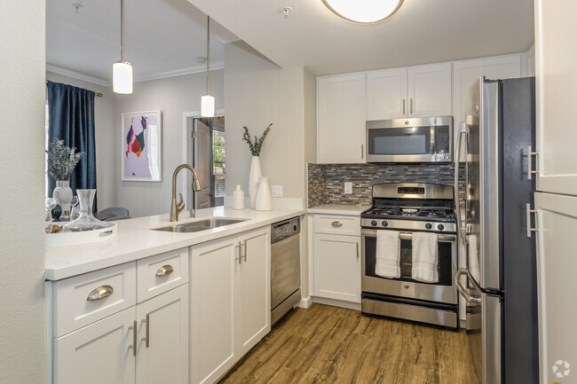 2BR, 2BA - 1,040SF