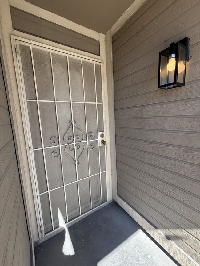 Building Photo - Downstairs 2BR/1BA—recently updated with n... Unit B