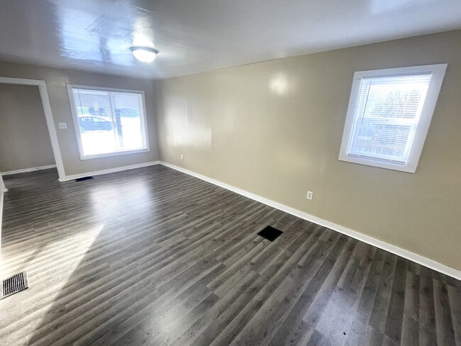 Building Photo - 4 Bedrooms garage/workshop combo (has electricity)