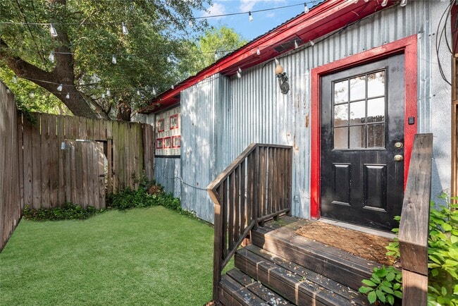Building Photo - 5419 Gulfton St Unit G