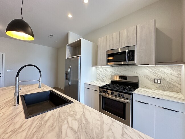 Photo - 6340 W Belmont Ave Unidad 302