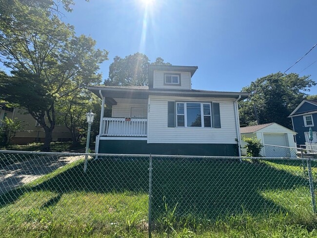 Building Photo - Stunning 3 bedroom 2 bathroom single famil... Rental