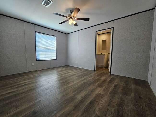 Photo - 553 Suwanee Dr