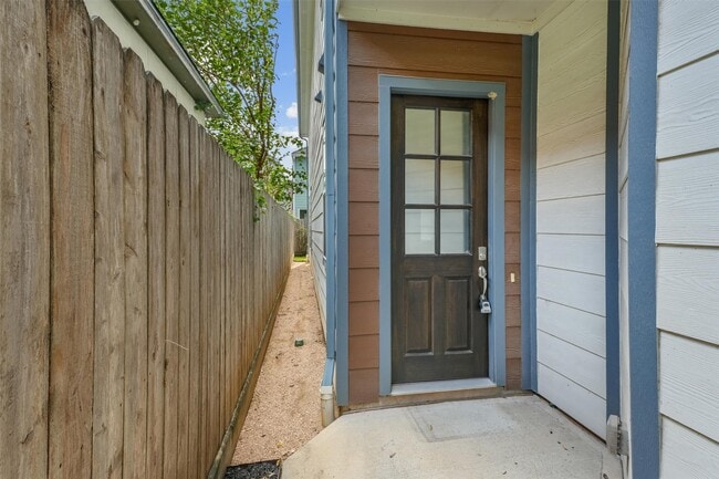 Photo - 2107 Crockett St