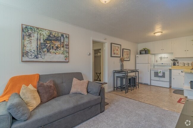 Building Photo - Fully Furnished and comfortable! Short Ter... Unit #4 Rental