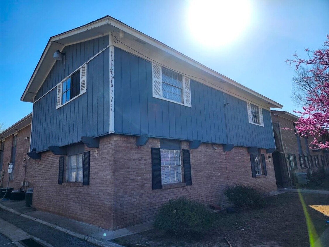 2 Bedroom 1 Bath Apt at the Monterey Squar... - 2 Bedroom 1 Bath Apt at the Monterey Squar...