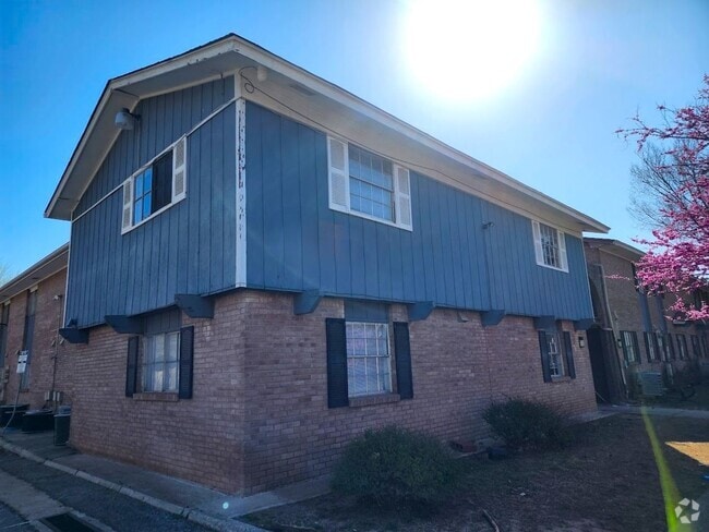 Building Photo - 2 Bedroom 1 Bath Apt at the Monterey Squar... Unit 3760