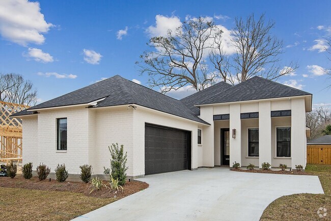 Building Photo - Beautiful 3 bedroom 2 bath home