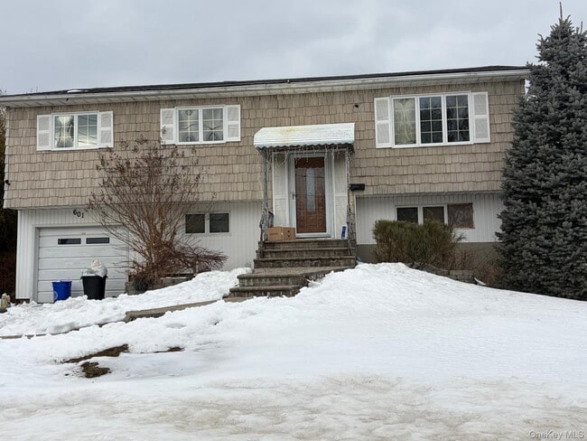 Building Photo - 601 Old Country Rd