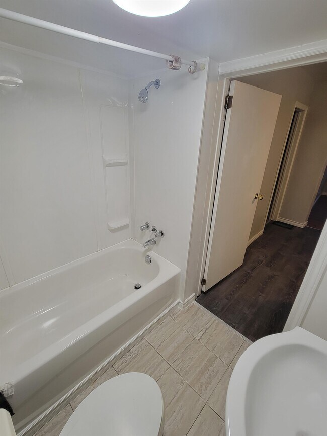 Photo - 242 Leslie St