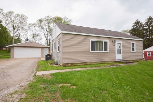 Extra large fenced yard in quiet neighborhood - Extra large fenced yard in quiet neighborhood House