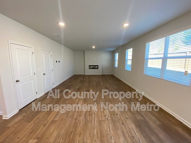 Photo - 185 Springwood Ln