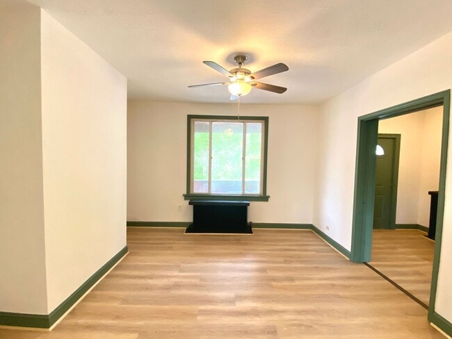 Photo - 3 Bed/1 Bath Home in Beechview with Bonus Room-Convenient to Downtown! Available October!
