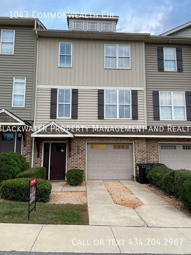 Photo - 1043 Commonwealth Cir