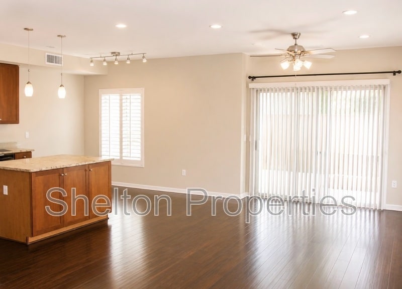Photo - 525 W Lakeside Dr