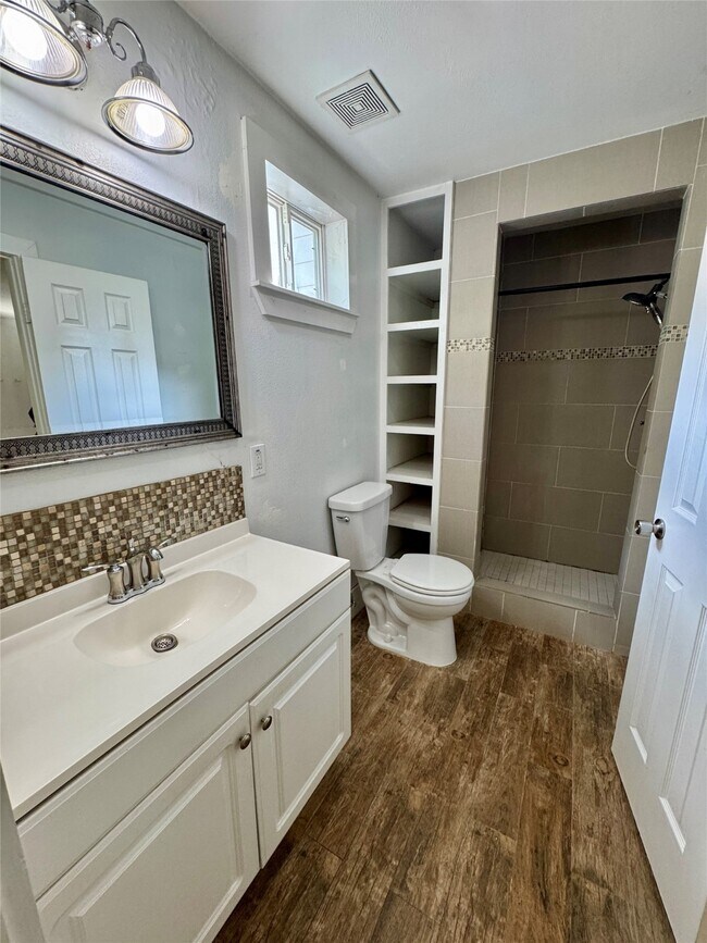 Photo - 814 1/2 W 21st St