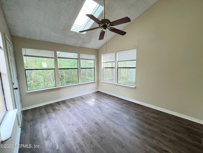 Photo - 85 Debarry Ave