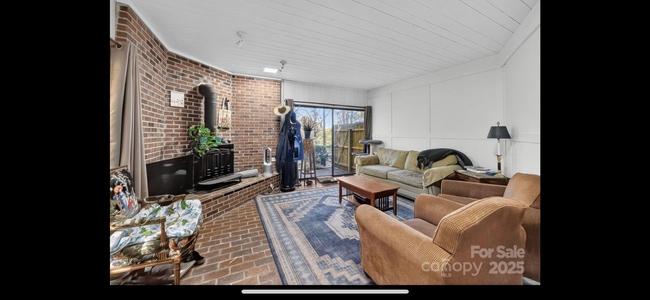 Sala de estar - 767 S River Rd