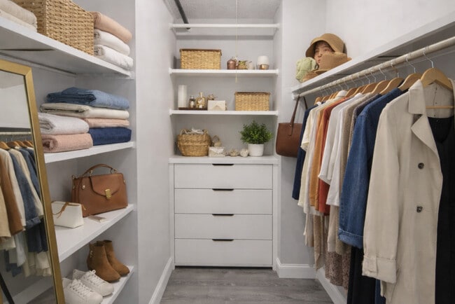 2 BR, 1 BA Large Walk In Closet