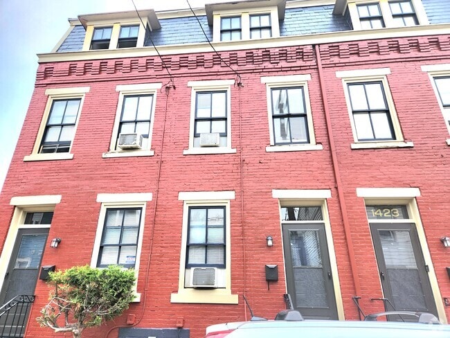 Building Photo - 1425 Hamlin St Unit 1421 Hamlin Street Rental