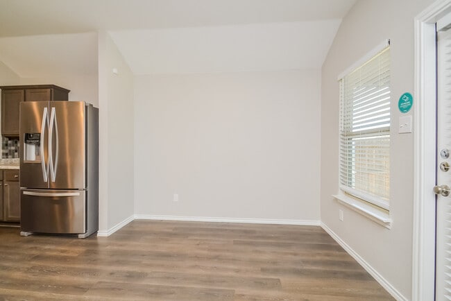 Photo - 904 Silver Maple Ln