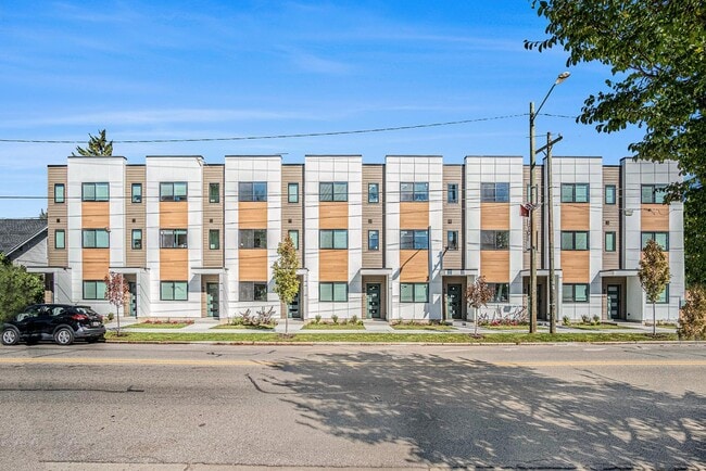 901 Fulton St W