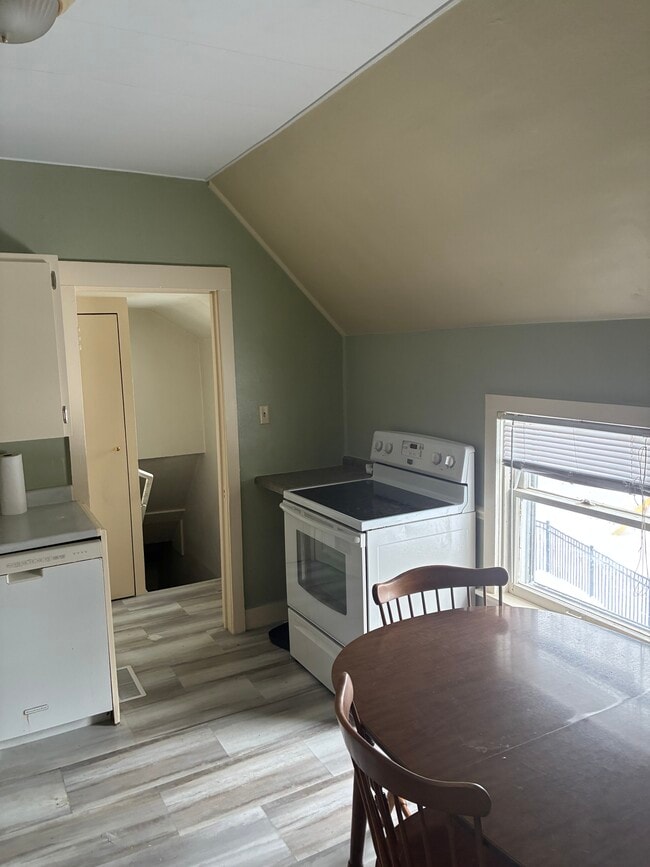 Photo - 320 W 20th St Unidad Upstairs Apartment