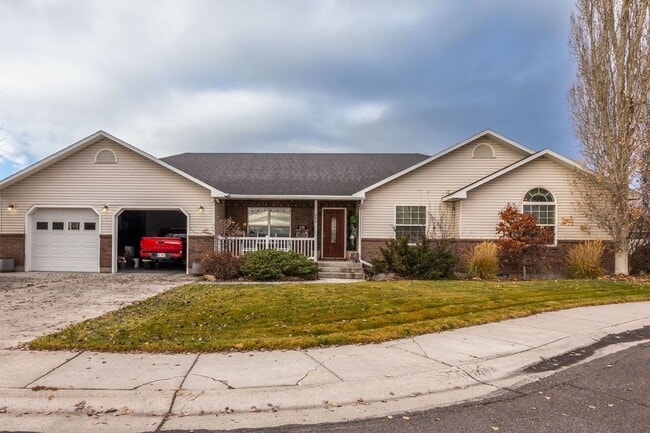Building Photo - 3 Bedroom 2 bath home in Sugar City Idaho 2 stall garage in awesome neighborhood