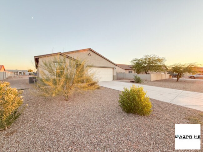 Photo - Modern 3/2 Arizona City Home - Spacious La...