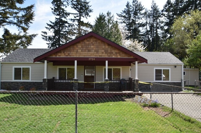 Building Photo - Beautiful 4-Bedroom Lakewood Home with Spacious Yard Near JBLM