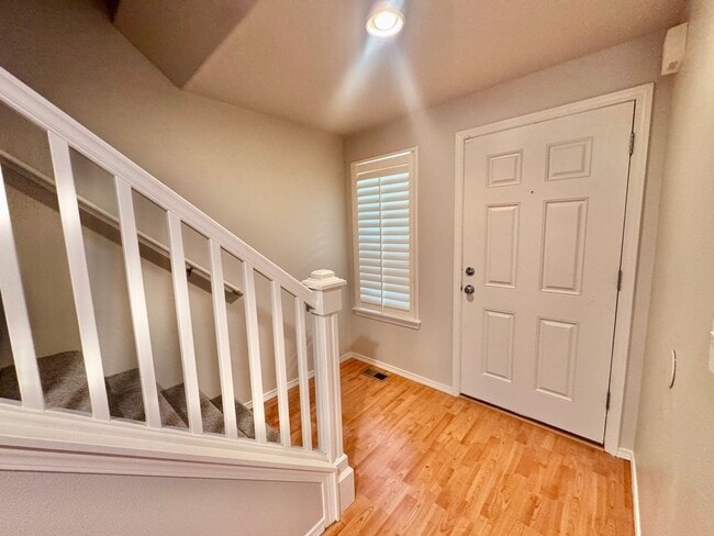 Photo - EZ living, Private Townhome setting Central Vancouver