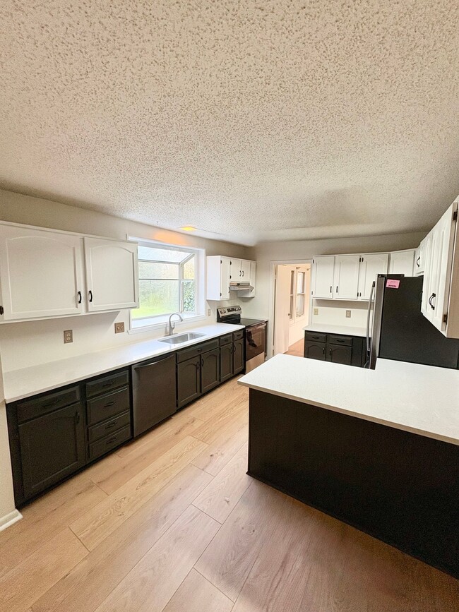 Building Photo - 1556 Beachview Dr