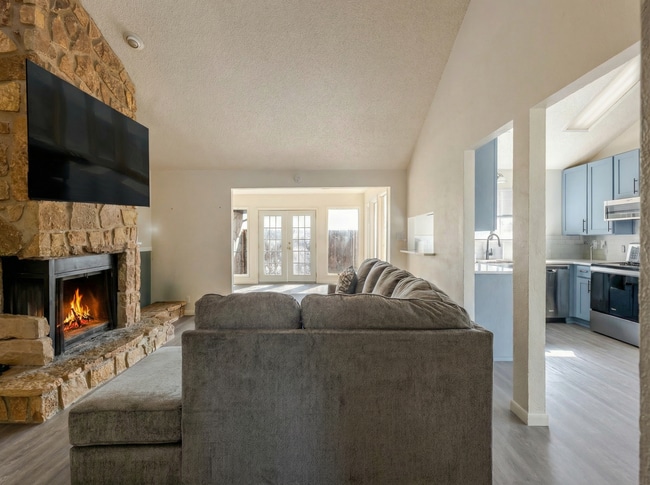 Photo - 504 Hilltop Dr