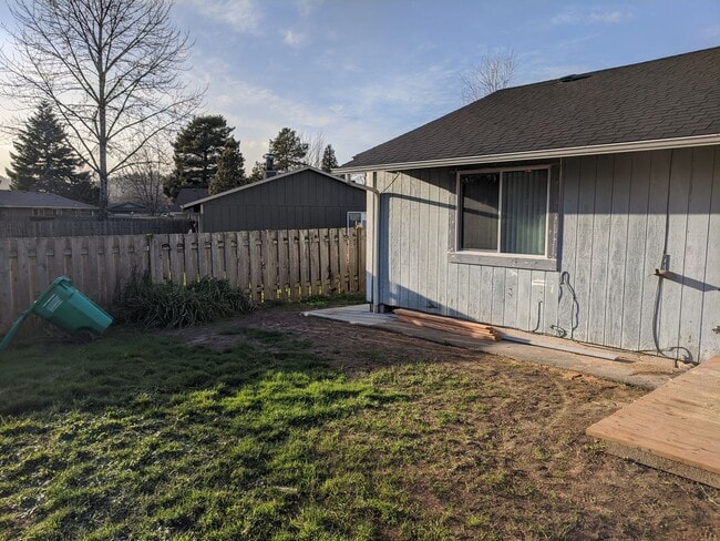 Building Photo - OR2440 Unit 2442